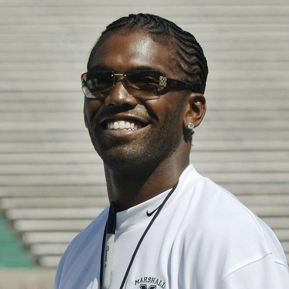 Randy Moss makes an emotional return to the ESPN set following his cancer treatment